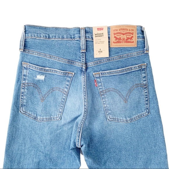 Levi’s Wedgie Fit High Rise Distressed Crop Jeans - Picture 8 of 16